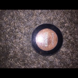 Shimmery gold eyeshadow 💫💫